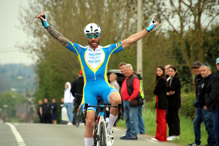 Grand Prix cycliste Yvion Vion à Pont sur Sambre ( 1ère, 3ème cat, cad )