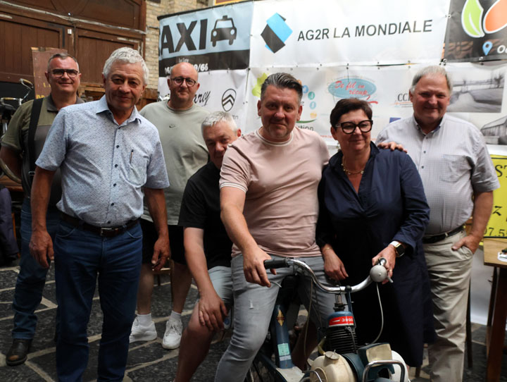 Présentation du 1er Critérium cycliste «  La Légende des Frontière » à Oost Cappel