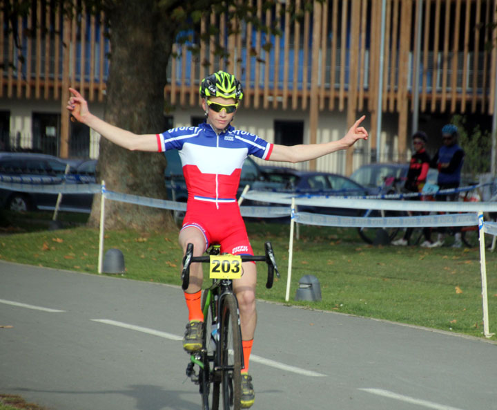 Cyclo cross UFOLEP BTWIN Village à Lille ( Minimes, cadets et Féminines )