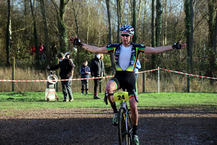 Championnat régional UFOLEP de Cyclo cross à Beuvry ( SEN A B et Jun )