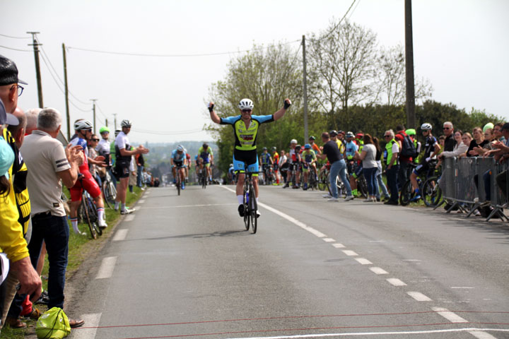 Grand Prix cycliste Yvon Vion à Pont sur Sambre ( 2ème, 4ème cat, Min, Fem )