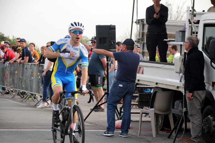 Grand Prix cycliste Yvon Vion à Pont sur Sambre ( 1ère, 3ème cat et cadets )