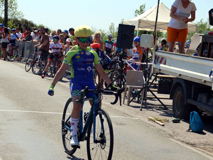 Grand Prix cycliste Yvon Vion à Pont sur Sambres ( Ecoles de cyclisme )